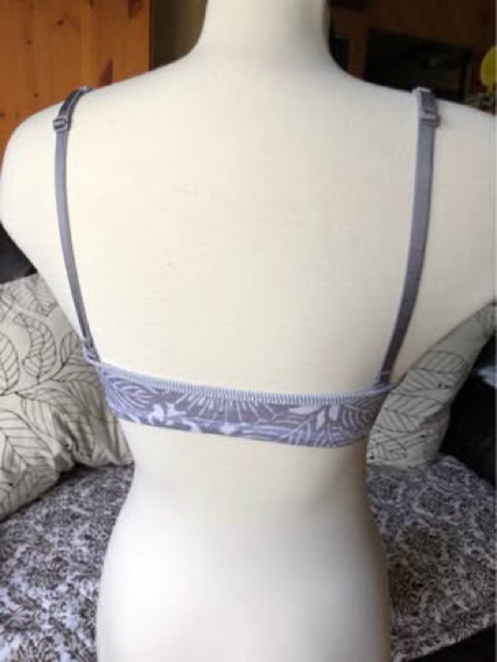 Lululemon Daily Bra
Beachy Floral White Fossil / Wee Stripe White Fossil Size 8 - Picture 7 of 8